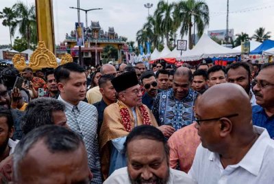 Kunjungan itu juga mencerminkan penghormatan Anwar terhadap tradisi agama dan budaya sekali gus menangkis dakwaan mengena pengabaian kaum India. Foto Facebook Anwar Ibrahim