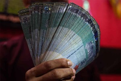 Pada jam 6 petang, ringgit menyusut kepada 4.4680/4730 berbanding dolar AS 4.4375/4420 ketika ditutup pada Jumaat. Foto hiasan