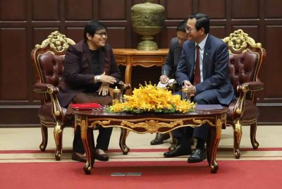 Azalina (kiri) menyifatkan pertemuan bersama bersama Timbalan Perdana Menteri Kemboja merangkap Menteri Keadilan, Koeut Rith dalam lawatan kerja ke Phnom Penh berlangsung dengan sangat baik dan bermanfaat.