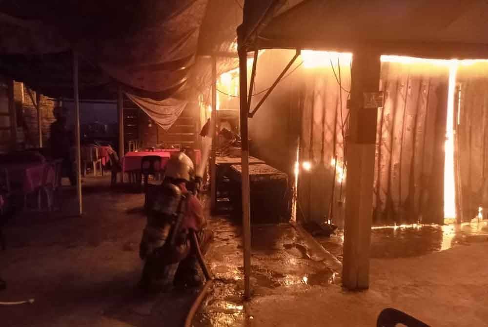 Keadaan kebakaran tiga buah kedai di Jalan Institut Pertanian, Universiti Pertanian Malaysia, Sri Kembangan, di sini, pada Isnin.