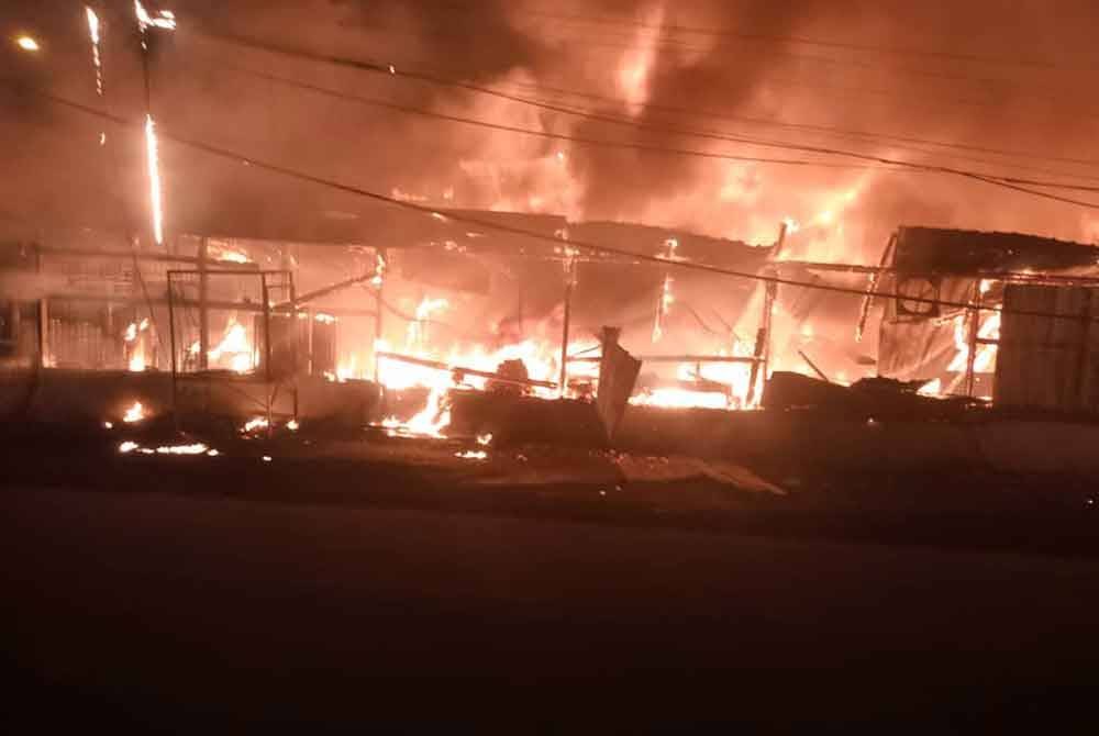 Keadaan kebakaran tiga buah kedai di Jalan Institut Pertanian, Universiti Pertanian Malaysia, Sri Kembangan, di sini, pada Isnin.