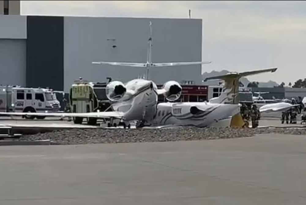 Imej yang dikongsi di media sosial menunjukkan dua pesawat yang remuk di landasan dengan pasukan penyelamat memenuhi lokasi kejadian.