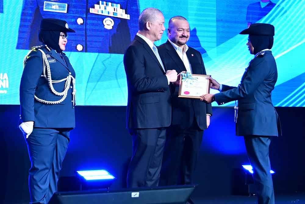 Timbalan Perdana Menteri, Datuk Seri Fadillah Yusoff menyampaikan penghargaan kepada Heti yang merupakan antara penerima Anugerah Wira dan Wirawati Kastam sempena Sambutan Hari Kastam Sedunia di Putrajaya pada Isnin.