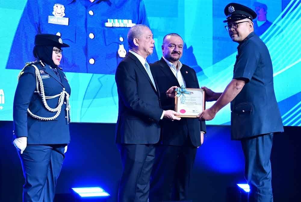 Timbalan Perdana Menteri, Datuk Seri Fadillah Yusoff menyampaikan penghargaan kepada Mohd Nazim yang merupakan antara penerima Anugerah Wira dan Wirawati Kastam sempena Sambutan Hari Kastam Sedunia di Putrajaya pada Isnin.