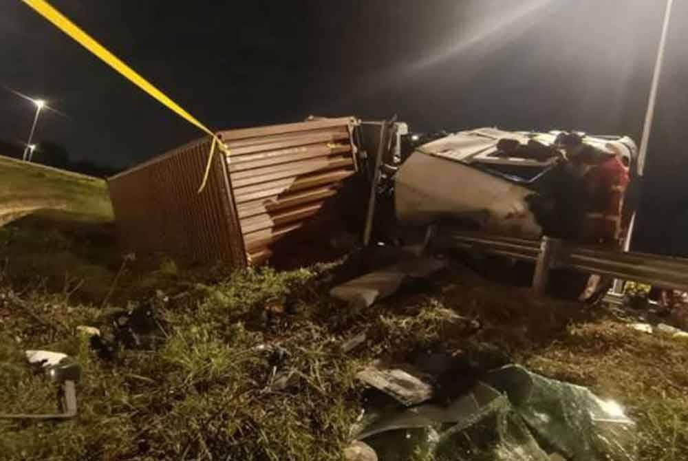 Seorang pemandu lori kontena maut selepas kenderaan yang dipandunya terbabas sendiri dalam satu kemalangan di laluan keluar Lebuhraya Pesisiran Pantai Barat (WCE) menghala Lebuhraya Kesas, awal pagi Selasa.
