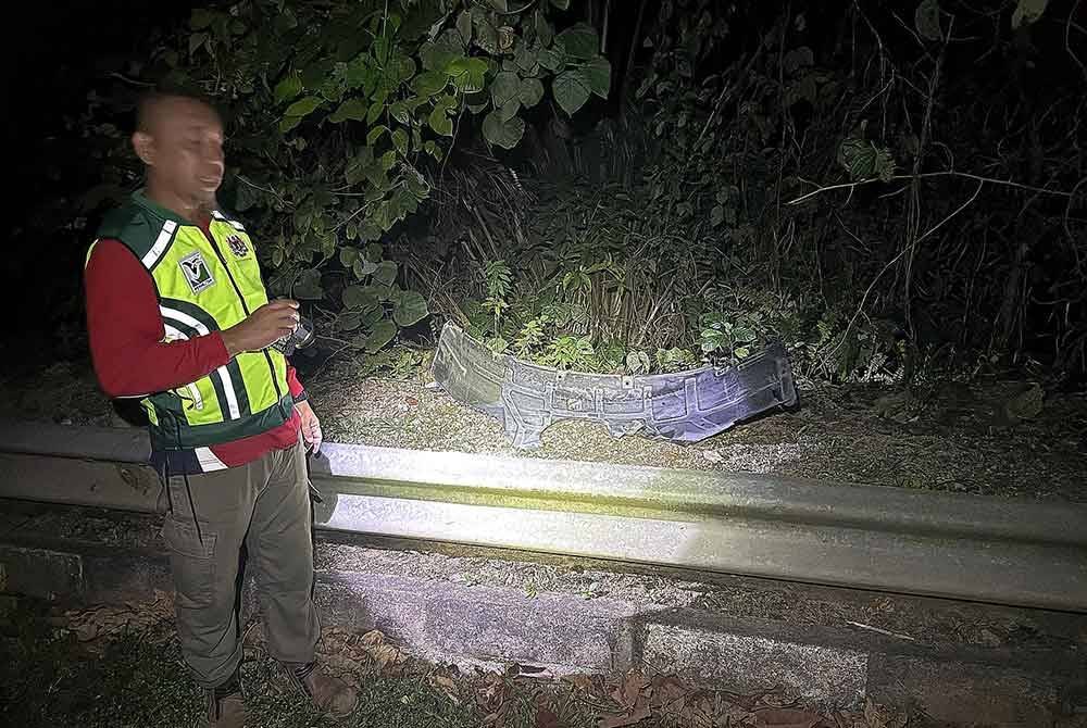 Anggota Perhilitan menunjukkan terdapat kesan perlanggaran pada besi penghadang jalan. Foto: Perhilitan Negeri Sembilan