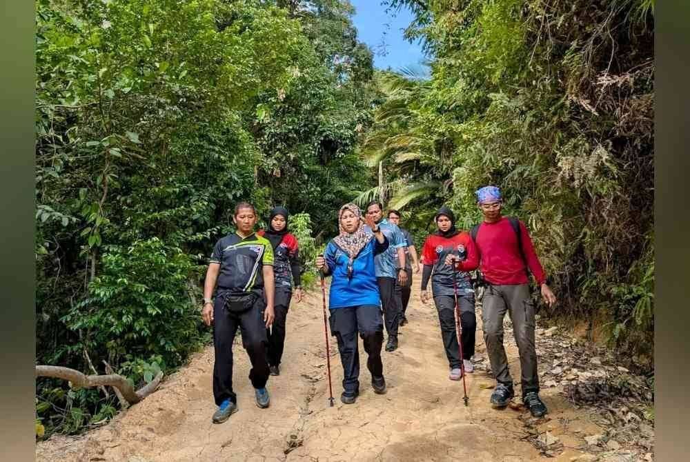 Julaihah (depan tengah) bersama pegawainya mengadakan lawatan di tapak sukan udara Bukit Batu Pahat di sini bagi pemantauan pelaksanaan Projek Pembangunan di bawah RP5 RMK12.