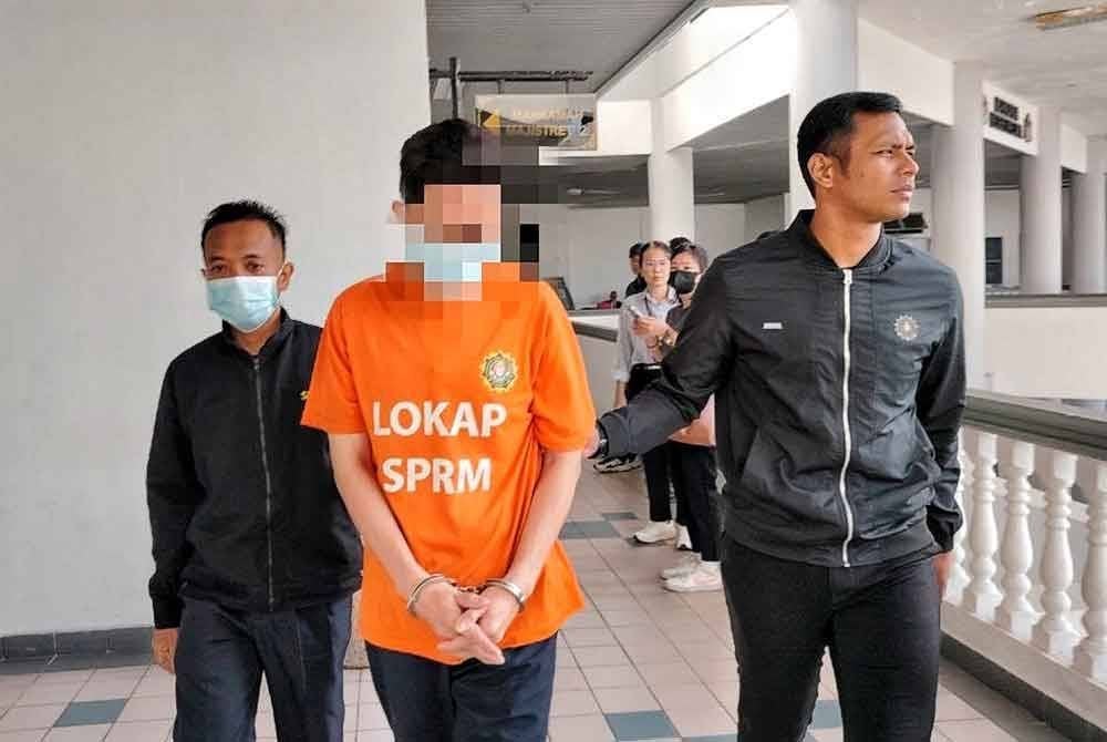 Suspek berusia 44 tahun ketika dibawa keluar dari Mahkamah Majistret di sini, pada Selasa.