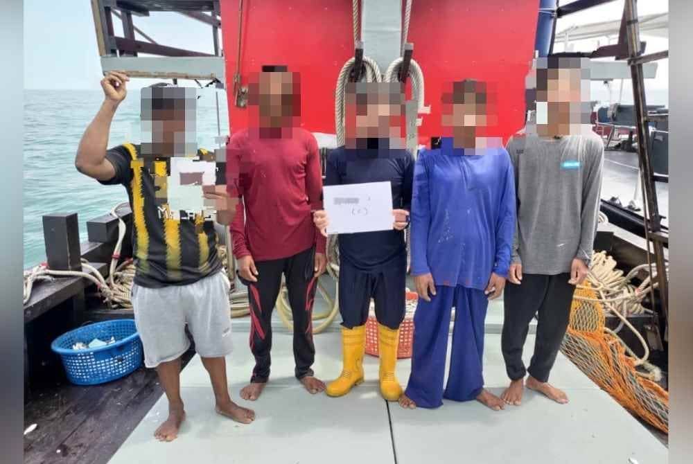 Lima nelayan warga Myanmar ditahan Maritim Selangor di kedudukan 9.2 batu nautika barat daya Pulau Tengah pada Isnin.