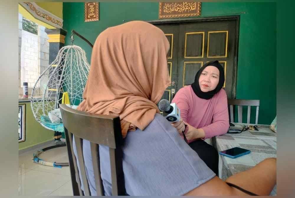 Dian (kiri) berkongsi kisah cemas berdepan enam das tembakan di rumahnya di Kampung Bukit Batu Machap, Simpang Renggam.