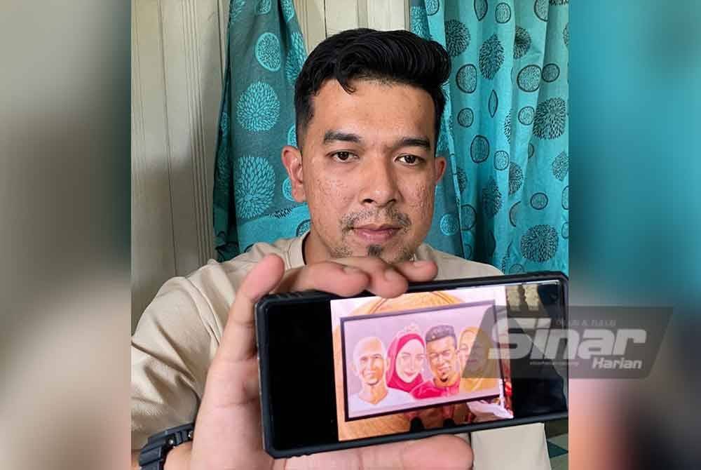 Muhammad Syahmi menunjukkan potret yang dihadiahkan oleh SchaYang semasa bulan madu mereka.