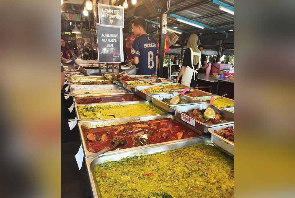 Kenaikan harga santan menyebabkan peniaga dalam dilema untuk menaikkan harga makanan yang dijual.