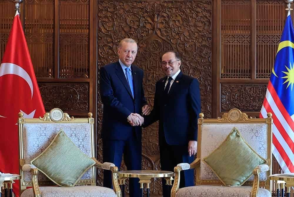 Anwar bersama Erdogan di Kompleks Perdana Putra pada Selasa. Foto Bernama