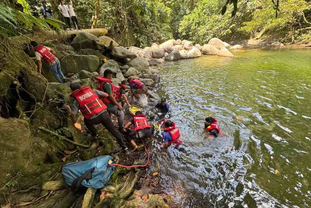 Mangsa ditemukan dalam keadaan tidak sedarkan diri kira-kira tiga meter dari lokasi terakhirnya pada 12.44 tengah hari Selasa. Foto JBPM Selangor