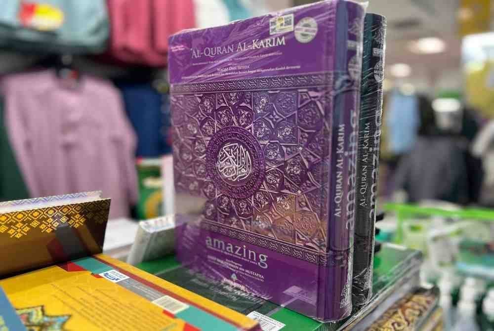 Al-Quran terbitan Karya Bestari diletakkan di bahagian depan kedai kerana ia merupakan tarikan utama bagi barangan untuk umat Islam.