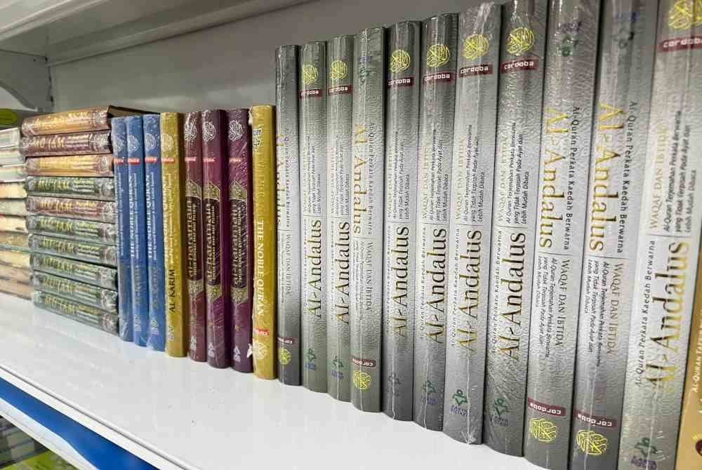 Al-Quran terbitan Karya Bestari menjadi pilihan pelanggan kerana menawarkan pelbagai keistimewaan seperti penggunaan tajwid, dwibahasa, terjemahan, serta pilihan mengikut juzuk.