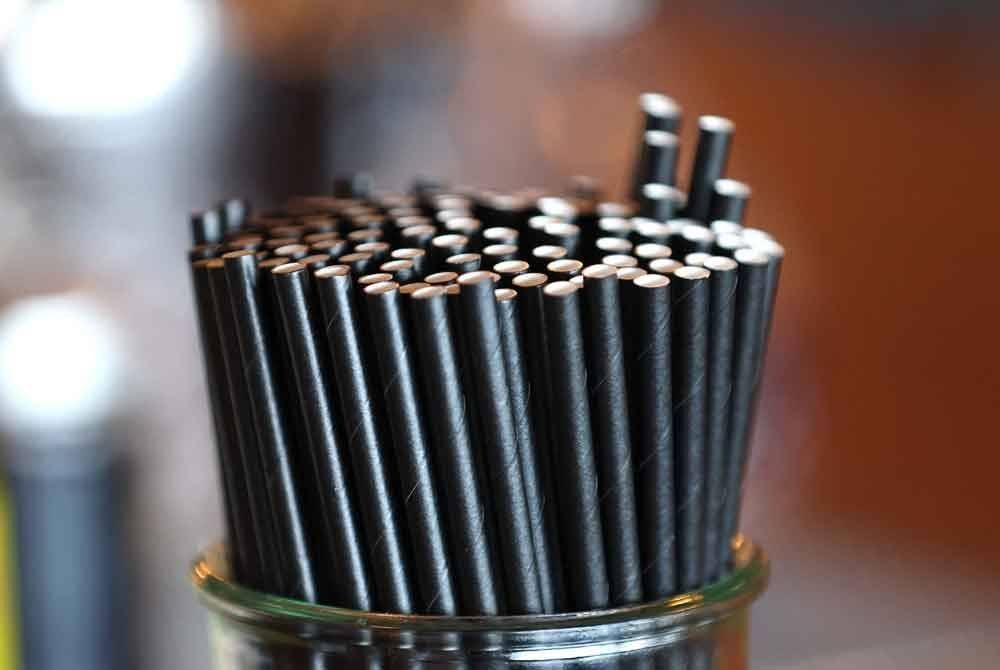 Trump 'mengisytiharkan perang' terhadap straw kertas dan mahu mengembalikan penggunaan plastik. Foto AFP