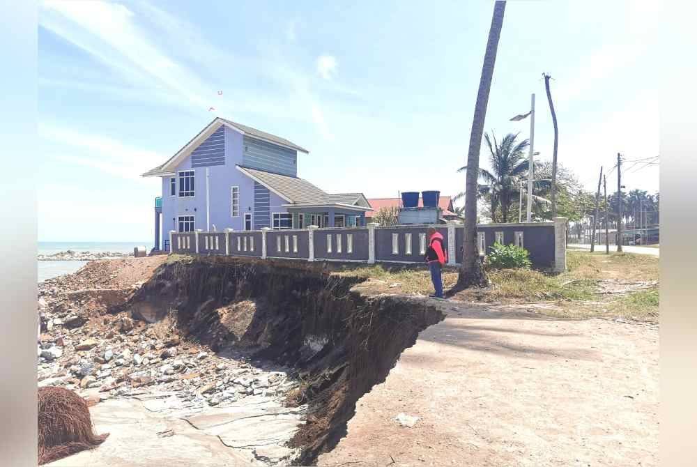 Pemandangan keseluruhan keadaan kediaman Mohd Yazit yang diancam fenomena hakisan pantai.