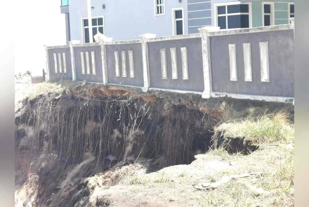 Pagar banglo Mohd Yazit berisiko runtuh pada bila-bila masa akibat fenomena hakisan pantai.