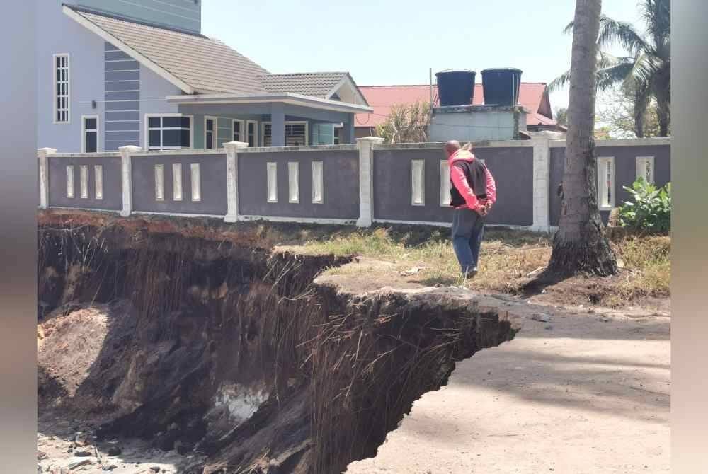 Mohd Yazit melihat keadaan tanah rebak di kediamannya di Kampung Tanjung, Batu Rakit, Kuala Nerus.