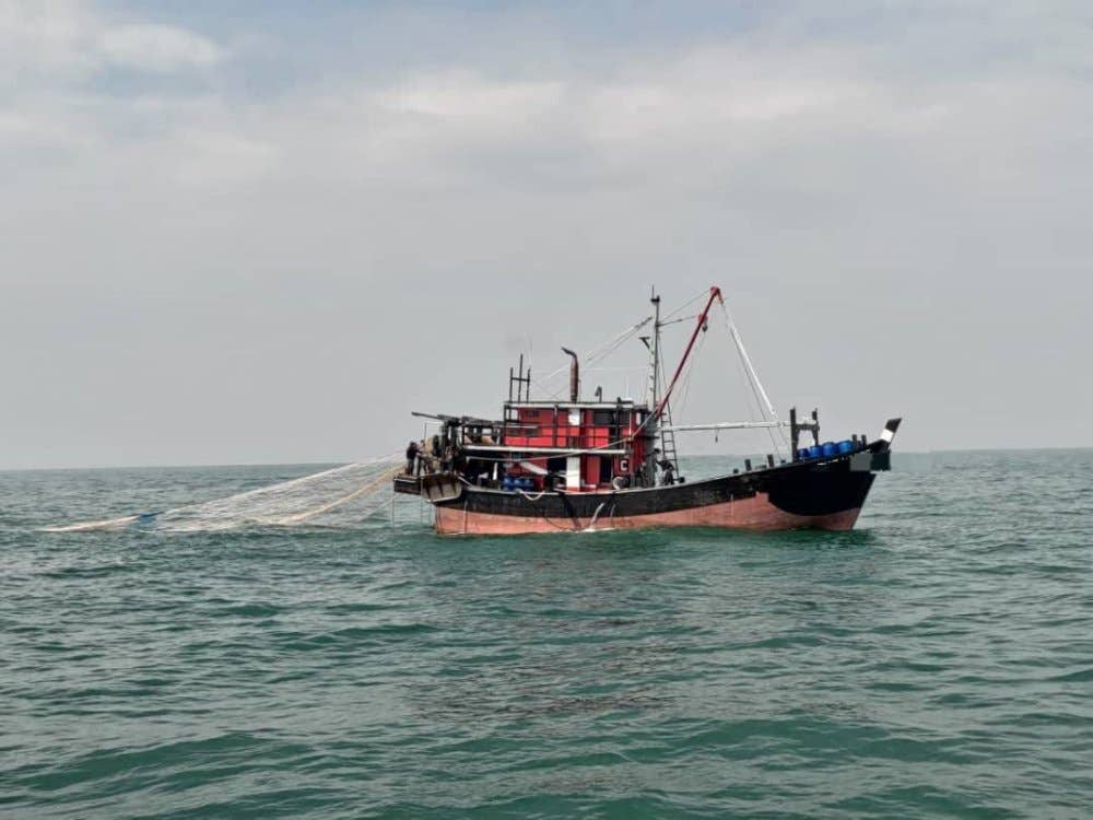 Vesel nelayan tempatan kelas C yang ditahan di perairan Selangor pada Isnin. Foto Maritim Malaysia