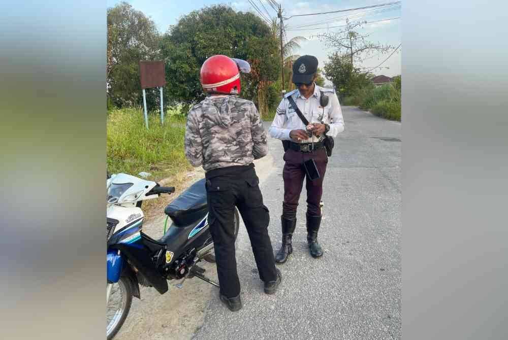 Selain menyita motosikal dan kereta, polis turut mengeluarkan 16 saman atas pelbagai kesalahan jalan raya.