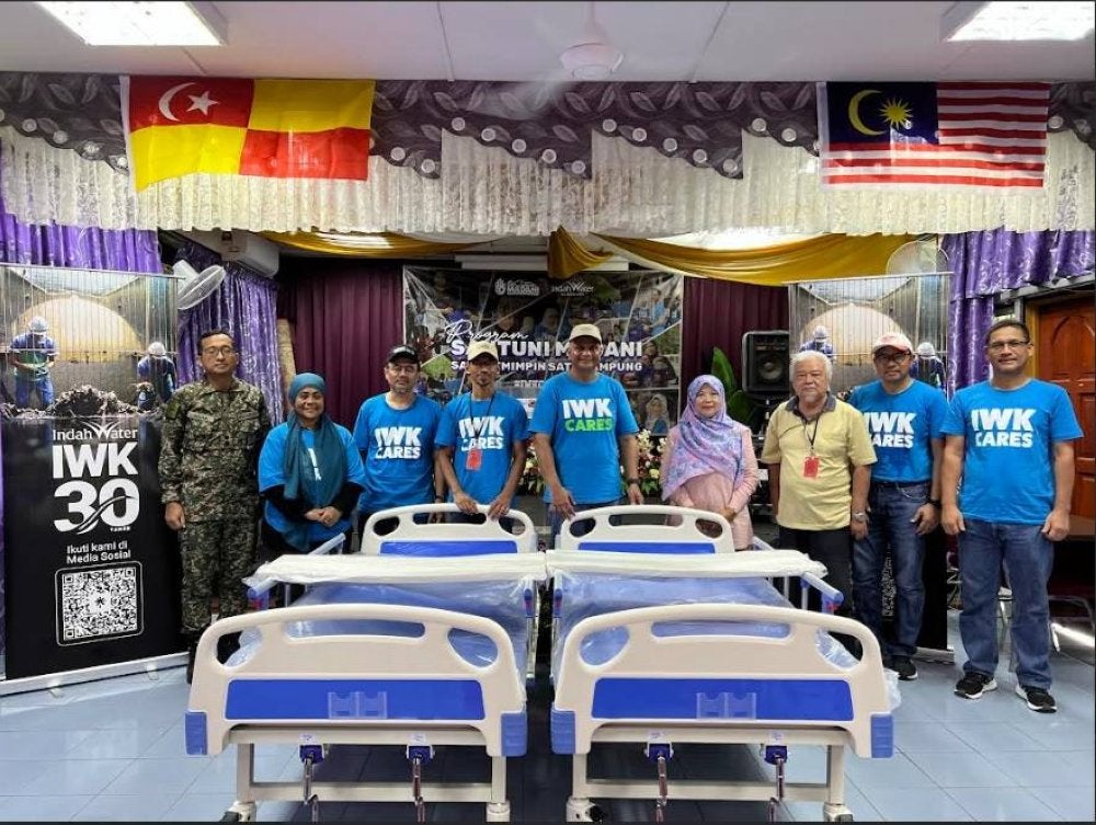 IWK menyumbangkan 10 katil hospital bagi keperluan penghuni Taman Sinar Harapan.