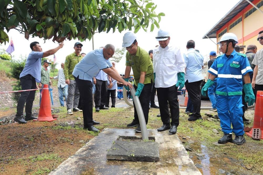 Timbalan Menteri PETRA, Akmal Nasrullah Mohd Nasir ketika sesi demonstrasi pengosongan tangki septik yang dijalankan pasukan operasi Jabatan Perniagaan Nyahenap Cemar IWK Wilayah Selatan.