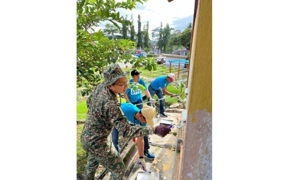 Sukarelawan yang terdiri dari Skuadron Pembetungan, 60 Rejimen Pakar Air RAJD (Askar Wataniah), pihak pengurusan dan kakitangan IWK menjalankan aktiviti mengecat semula bangunan Taman Sinar Harapan.