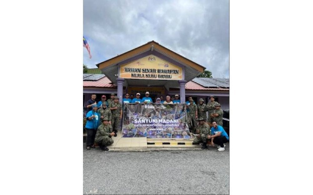 Program CSR IWK bersama Skuadron Pembetungan, 60 Rejimen Pakar Air RAJD (Askar Wataniah), pihak pengurusan dan kakitangan IWK bergambar di hadapan bangunan Taman Sinar Harapan.