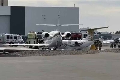 Imej yang dikongsi di media sosial menunjukkan dua pesawat yang remuk di landasan dengan pasukan penyelamat memenuhi lokasi kejadian.