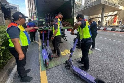 Penguat kuasa DBKL menyita skuter elektrik yang menghalang lalu lintas di beberapa lokasi di Kuala Lumpur pada Isnin.