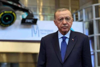 Erdogan disambut Anwar, sebelum lagu kebangsaan kedua-dua negara dimainkan. Foto Bernama