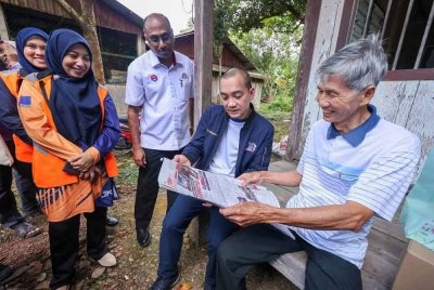 Onn Hafiz (dua dari kanan) menyantuni penduduk di DUN Kukup pada Isnin.