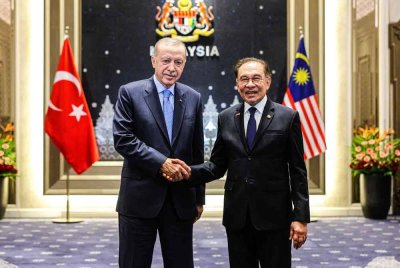 Anwar bersama Erdogan di Kompleks Perdana Putra pada Selasa. Foto Bernama