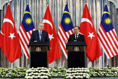 Anwar (kanan) ketika sidang media bersama Erdogan di Kompleks Seri Perdana pada Selasa. Foto Bernama