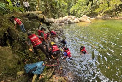 Mangsa ditemukan dalam keadaan tidak sedarkan diri kira-kira tiga meter dari lokasi terakhirnya pada 12.44 tengah hari Selasa. Foto JBPM Selangor