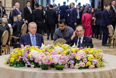 Anwar (kanan) bersama Erdogan ketika hadir pada jamuan makan tengah Hari di Kompleks Seri Perdana pada Selasa. Foto Bernama