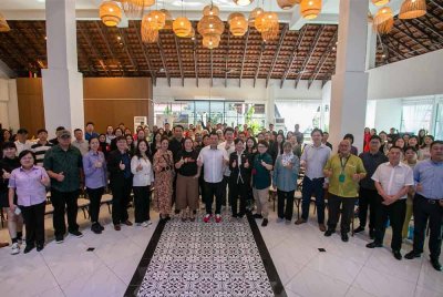 Sze Yee (tengah) bergambar pada program Familiarization Trip China Ke Perak di Miker Signature Silveritage pada Selasa. Foto Bernama