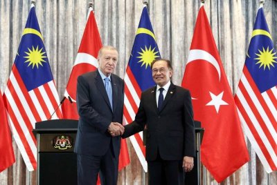 Anwar (kanan) bersalaman dengan Erdogan selepas sidang media bersama di Kompleks Seri Perdana pada Selasa. Foto Bernama