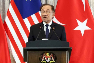 Anwar ketika sidang media bersama dengan Erdogan di Kompleks Seri Perdana pada Selasa. Foto Bernama