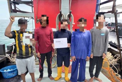 Lima lelaki Myanmar ditahan kerana menangkap ikan di kawasan tidak dibenarkan di Pulau Tengah pada Isnin. Foto Maritim Malaysia