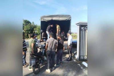 Enam buah motosikal dan sebuah kereta yang digunakan etnik Rohingya disita dalam satu operasi di Tal Tujuh, Pasir Mas pada Selasa.