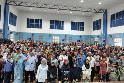 Zulkifli bergambar bersama penerima bantuan persekolahan Jom Ke Sekolah 2025 di Kuala Pilah pada Selasa.