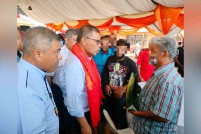 Saifuddin beramah mesra bersama prospek dan keluarga sempena Sambutan Thaipusam di Penjara Sungai Petani pada Selasa.