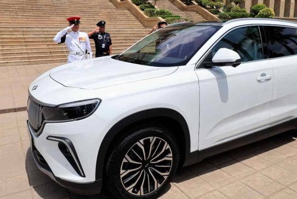 Perdana Menteri, Datuk Seri Anwar Ibrahim pada Selasa menerima sebuah kenderaan elektrik (EV) Togg sebagai hadiah daripada Presiden Turkiye Recep Tayyip Erdogan. Foto Bernama