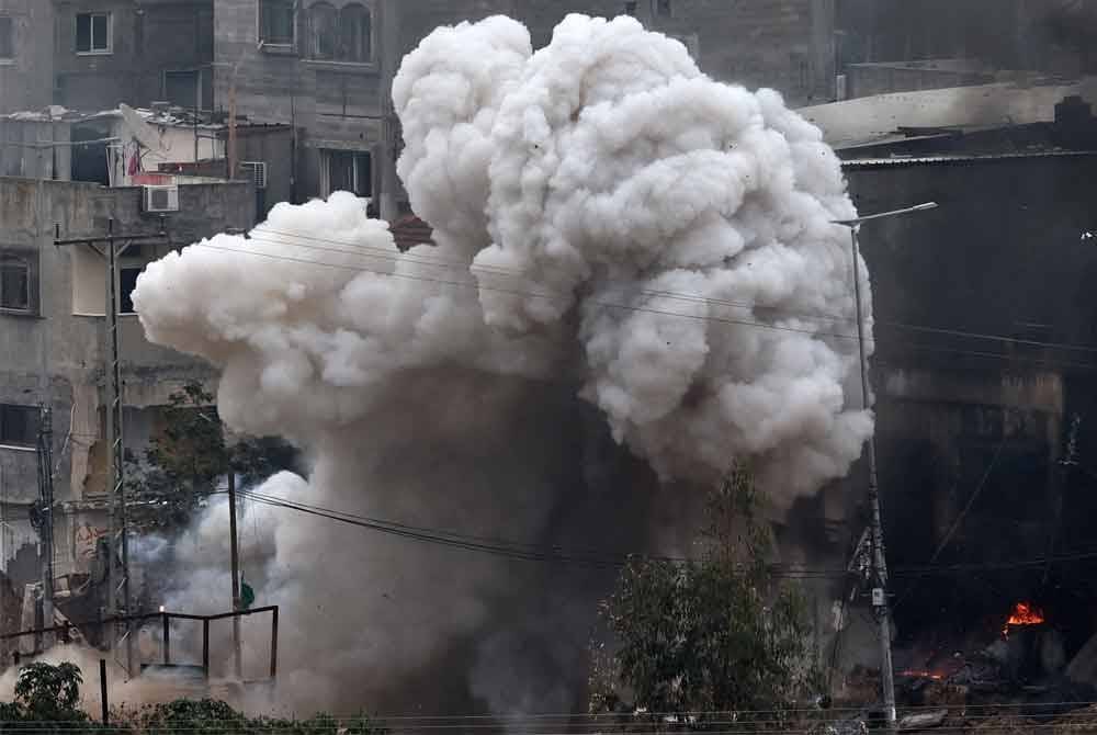 Kepulan asap tebal memenuhi ruang udara selepas Zionis mengebom kem pelarian Nur Shams berhampiran Tulkarem pada akhir minggu lalu.