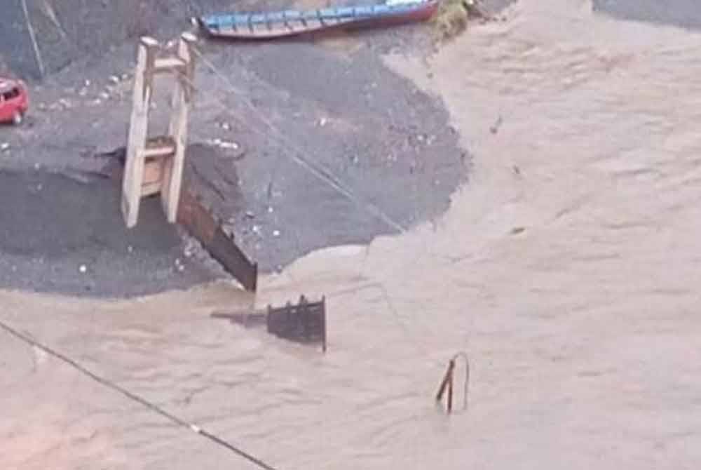 Hujan lebat sehingga menyebabkan banjir di Bolivia dengan La Paz menjadi kawasan paling teruk terjejas. Foto X/El Bunker