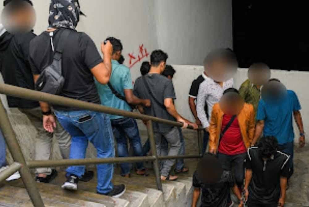 Antara PATI yang ditahan JIM dalam dalam operasi penguatkuasaan di Pangsapuri Timur ada Selasa.