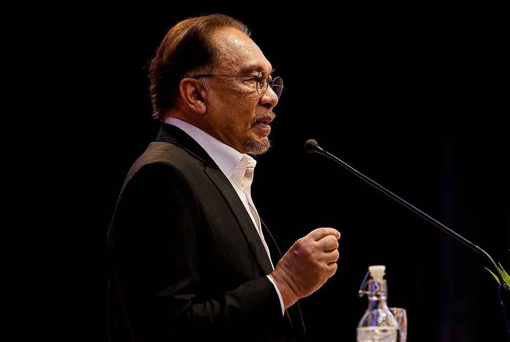 Anwar ketika berucap pada Perhimpunan Bulanan Kementerian Kewangan dan Majlis Peluncuran Sistem Terimaan Elektronik Kerajaan Persekutuan (iPayment) di Kementerian Kewangan, pada Rabu. Foto Bernama